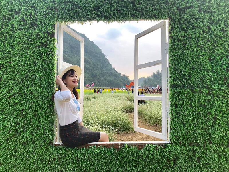 Giới trẻ thỏa sức tạo dáng chụp ảnh cùng những tiểu cảnh được thiết kế độc đáo ở thung lũng hoa. Ảnh: Hải Yến Giới trẻ thỏa sức tạo dáng chụp ảnh cùng những tiểu cảnh được thiết kế độc đáo ở thung lũng hoa. Ảnh: Hải Yến