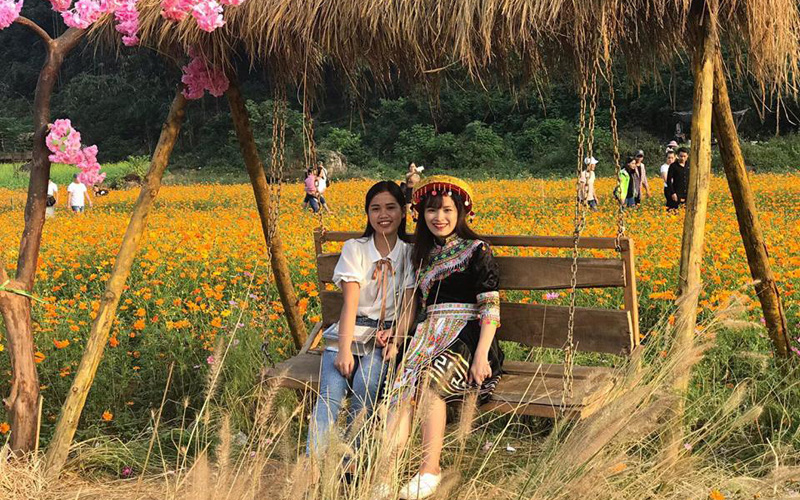 Bên cạnh hoa thì nơi này còn được trang trí nhiều tiểu cảnh và những trò chơi dân gian để du khách thuận tiện chụp ảnh và trải nghiệm cảm giác mới mẻ. Ảnh: Hải Yến Bên cạnh hoa thì nơi này còn được trang trí nhiều tiểu cảnh và những trò chơi dân gian để du khách thuận tiện chụp ảnh và trải nghiệm cảm giác mới mẻ. Ảnh: Hải Yến