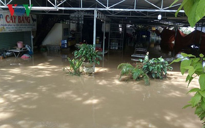 Nước lũ dâng cao khiến đời sống người dân đảo lộn. Nước lũ dâng cao khiến đời sống người dân đảo lộn.