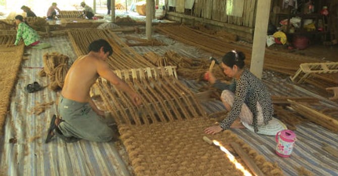 Hợp tác xã của nông dân Nghiêm Đại Thuận xe chỉ tơ xơ dừa Mỹ Đức đang làm thảm. (Ảnh: Nhân vật cung cấp). Hợp tác xã của nông dân Nghiêm Đại Thuận xe chỉ tơ xơ dừa Mỹ Đức đang làm thảm. (Ảnh: Nhân vật cung cấp).