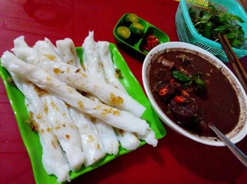 Người Nghệ An ăn bánh mướt cùng với bò hầm, xáo vịt, xáo gà, lòng heo, giò lụa, thịt chó... Người Nghệ An ăn bánh mướt cùng với bò hầm, xáo vịt, xáo gà, lòng heo, giò lụa, thịt chó...