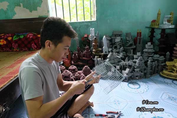 Để làm được một tác phẩm, việc đầu tiên là phải làm khung. Để làm được một tác phẩm, việc đầu tiên là phải làm khung.