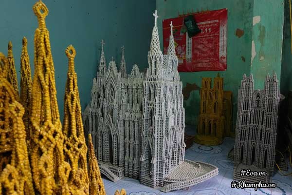 Những mô hình nhà thờ khác được làm một cách kỳ công. Những mô hình nhà thờ khác được làm một cách kỳ công.