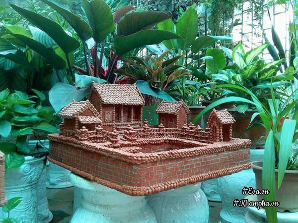 Những tác phẩm làng quê Bắc Bộ của Thắng được trang trí trong những góc vườn, không gian gia đình. Những tác phẩm làng quê Bắc Bộ của Thắng được trang trí trong những góc vườn, không gian gia đình.