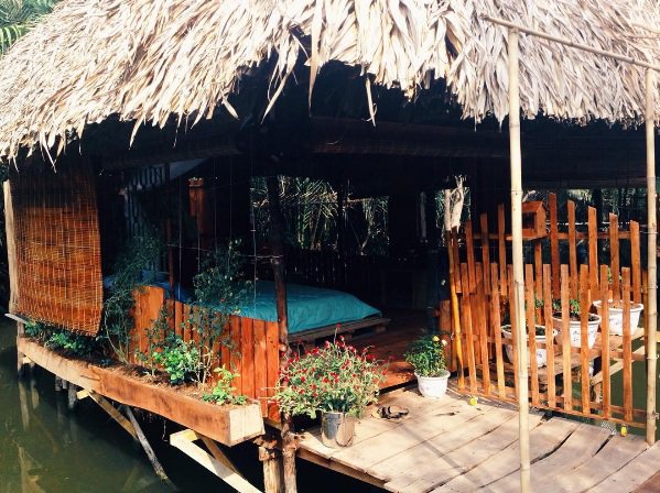 Các chòi trong khu homestay đều thông thoáng và được bao quanh bởi cánh đồng hoa (Ảnh: Ivy Lai) Các chòi trong khu homestay đều thông thoáng và được bao quanh bởi cánh đồng hoa (Ảnh: Ivy Lai)