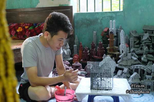 Thắng tỉ mẩn với những mô hình làng quê Việt Nam do mình sáng chế từ chiếc kim tiêm y tế. Thắng tỉ mẩn với những mô hình làng quê Việt Nam do mình sáng chế từ chiếc kim tiêm y tế.