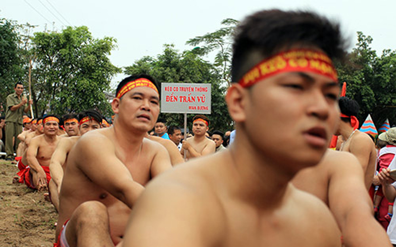  Làng Ngọc Trì có ba mạn là Đường, Đìa, Chợ. Mỗi mạn được cử một đội kéo co đại diện. Đến ngày hội làng, các mạn dâng lễ vật lên thánh tại đền Trấn Vũ rồi mới bước vào thi đấu.