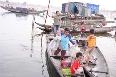 Một góc chợ Đầm Chuồn lúc chợ sắp tan. Một góc chợ Đầm Chuồn lúc chợ sắp tan.