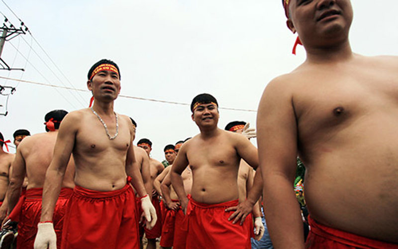 Thanh niên trai tráng trong làng muốn tham gia trò chơi phải là gia đình có năm đời sinh sống ở làng trở lên. Tiếp đó, phải là gia đình nền nếp, gia giáo.