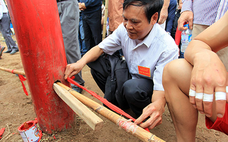 Trước khi kéo, dây song được nêm chặt tại cột để đảm bảo tính công bằng.