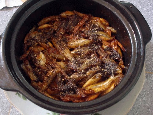 Món cá lòng tong kho tiêu. Ảnh: C.T Món cá lòng tong kho tiêu. Ảnh: C.T