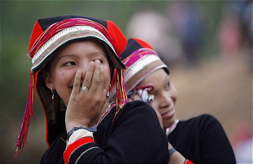 Cô gái dân tộc e thẹn khi được anh chàng tỏ tính trong chơ tình Khau Vai (Ảnh: Hà Giang). Cô gái dân tộc e thẹn khi được anh chàng tỏ tính trong chơ tình Khau Vai (Ảnh: Hà Giang).