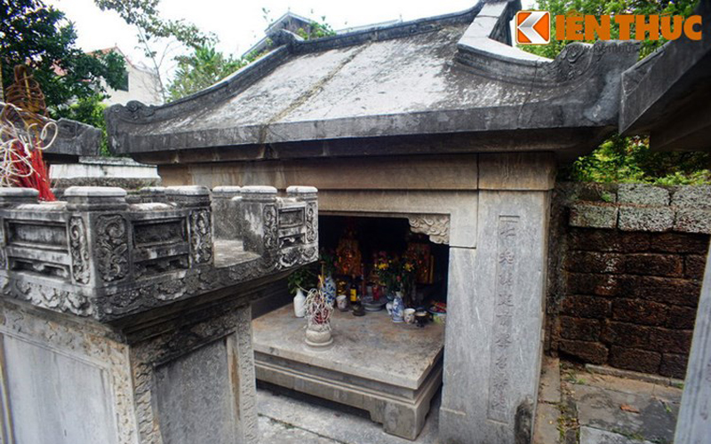 Mộ phần Quận công Phạm Đôn Nghị được tạo hình như một ngôi đình nhỏ. Mộ phần Quận công Phạm Đôn Nghị được tạo hình như một ngôi đình nhỏ.