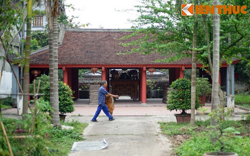 Vào năm 1999, dòng họ Phạm xây thêm một toà nhà 5 gian phía trước lăng mộ làm nơi thờ tự. Vào năm 1999, dòng họ Phạm xây thêm một toà nhà 5 gian phía trước lăng mộ làm nơi thờ tự.