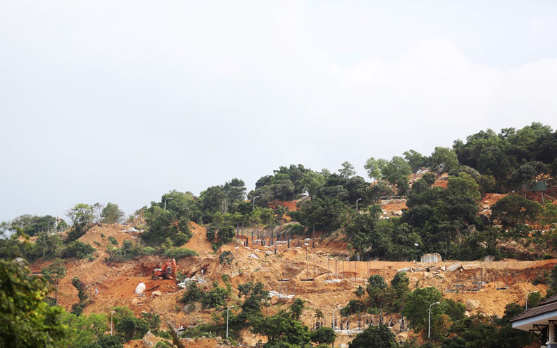 Bất chấp những khuyến cáo về giá trị Sơn Trà của các chuyên gia, vừa qua Công ty CP Du lịch Biển Tiên Sa (địa chỉ tại phường Thọ Quang, quận Sơn Trà) đã đào xới hàng nghìn m2 đất rừng để xây dựng 40 trụ móng khách sạn mà chưa được sự cho phép của cơ quan chức năng. Bất chấp những khuyến cáo về giá trị Sơn Trà của các chuyên gia, vừa qua Công ty CP Du lịch Biển Tiên Sa (địa chỉ tại phường Thọ Quang, quận Sơn Trà) đã đào xới hàng nghìn m2 đất rừng để xây dựng 40 trụ móng khách sạn mà chưa được sự cho phép của cơ quan chức năng.