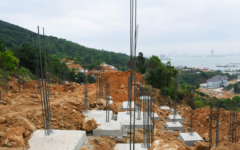 Ông Trần Văn Dũng, Chánh Thanh tra Sở Xây dựng Đà Nẵng, cho biết qua hồ sơ giấy phép được cấp năm 2009, dự án này chỉ được xây dựng một số hạng mục giao thông, phụ trợ. Sau khi báo chí phản ánh, cơ quan chức năng kiểm tra, phát hiện 40 đế móng biệt thự đã làm gần hoàn thiện (tổng cộng theo hồ sơ sẽ xây dựng 56 đế móng)… Ông Trần Văn Dũng, Chánh Thanh tra Sở Xây dựng Đà Nẵng, cho biết qua hồ sơ giấy phép được cấp năm 2009, dự án này chỉ được xây dựng một số hạng mục giao thông, phụ trợ. Sau khi báo chí phản ánh, cơ quan chức năng kiểm tra, phát hiện 40 đế móng biệt thự đã làm gần hoàn thiện (tổng cộng theo hồ sơ sẽ xây dựng 56 đế móng)…