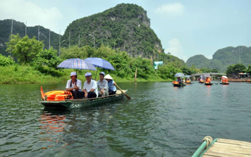 Du khách thích thú với hành trình xuôi thuyền ngắm trời mây và đi xuyên qua các hang nước. Ảnh: B.Hà.