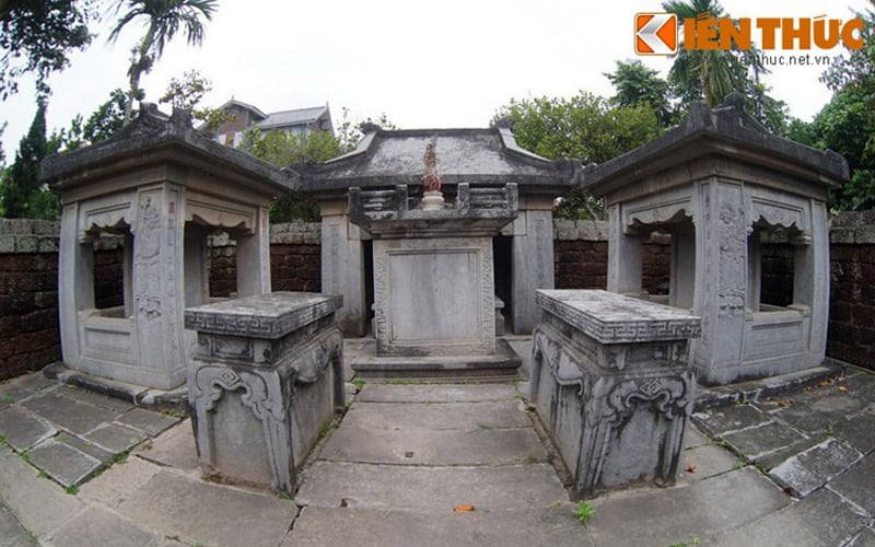 Trung tâm lăng đặt một hương án lớn, phía sau là mộ phần. Hai bên là hai nhà bia. Trước mổi nhà bia lại có một đẳng thờ. Trung tâm lăng đặt một hương án lớn, phía sau là mộ phần. Hai bên là hai nhà bia. Trước mổi nhà bia lại có một đẳng thờ.