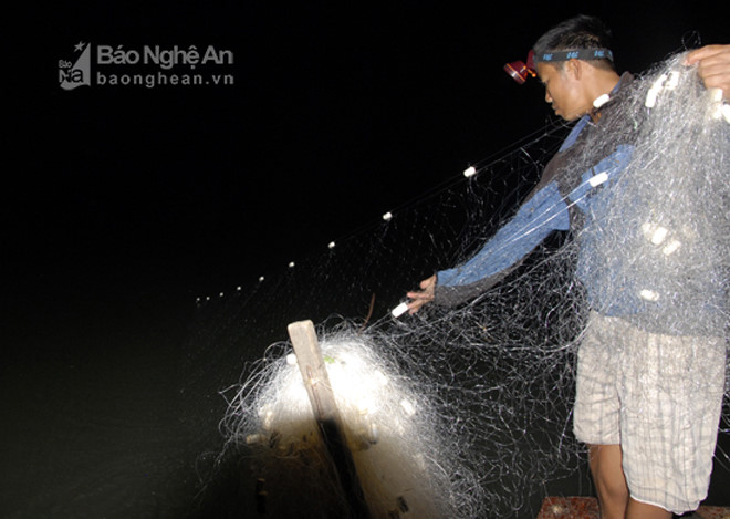 Trong khoảng thời gian này, từ 1 - 2 giờ chiều, dân làng chài lại xuôi dòng thả lưới và đến đêm là thời điểm đông người đánh bắt nhất. Trong khoảng thời gian này, từ 1 - 2 giờ chiều, dân làng chài lại xuôi dòng thả lưới và đến đêm là thời điểm đông người đánh bắt nhất.