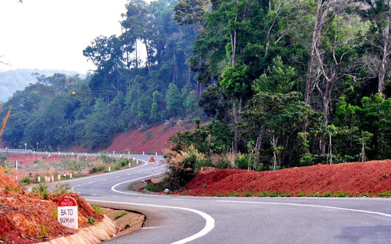 Măng Đen nằm ở độ cao hơn 1.200 m so với mực nước biển, khí hậu ôn đới, quanh năm mát mẻ, nhiệt độ trung bình từ 16-200C, rừng nguyên sinh bao bọc, độ che phủ hơn 80% diện tích tự nhiên.