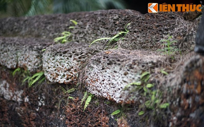 Tường đá ong của lăng mộ gần như còn nguyên vẹn sau nhiều thế kỷ. Tường đá ong của lăng mộ gần như còn nguyên vẹn sau nhiều thế kỷ.