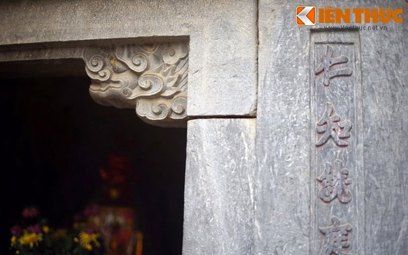 Họa tiết mây rồng và câu đối hai bên mộ. Họa tiết mây rồng và câu đối hai bên mộ.