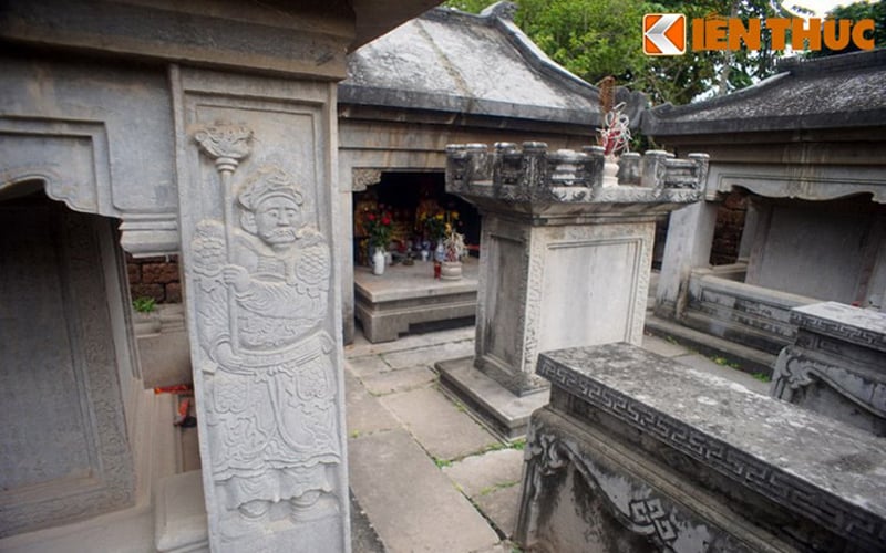 Cột đá phía ngoài của hai nhà bia đều tạc hình tượng võ sĩ cầm chuỳ. Cột đá phía ngoài của hai nhà bia đều tạc hình tượng võ sĩ cầm chuỳ.