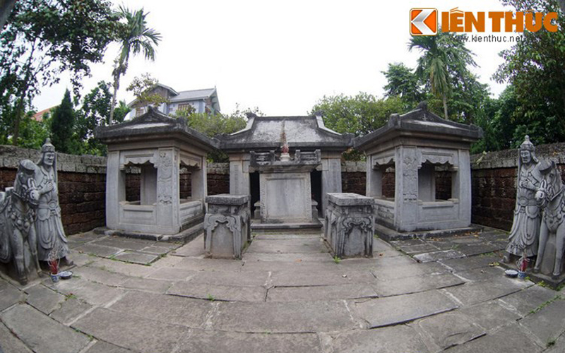 Sau cổng lăng là một khoảng sân với cặp tượng quan hầu dắt ngựa ở hai bên, kế đến là các hạng mục chính của lăng mộ. Các công trình ở đây đều được làm bằng đá xanh. Sau cổng lăng là một khoảng sân với cặp tượng quan hầu dắt ngựa ở hai bên, kế đến là các hạng mục chính của lăng mộ. Các công trình ở đây đều được làm bằng đá xanh.