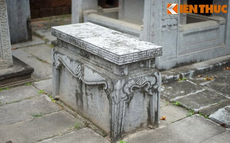 Các đẳng thờ của lăng mộ có hình chữ nhật cao khoảng 0,7 m, chạm trổ tinh vi. Các đẳng thờ của lăng mộ có hình chữ nhật cao khoảng 0,7 m, chạm trổ tinh vi.