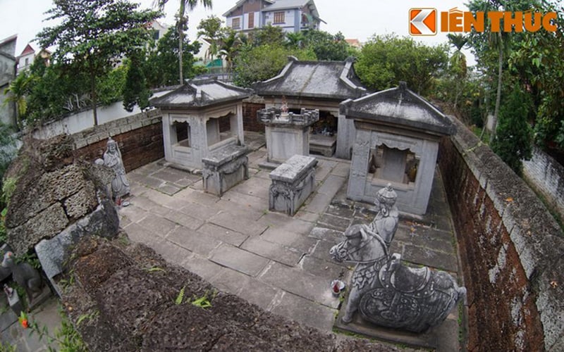 Quần thể lăng Phạm Đôn Nghị (xã Lại Yên, huyện Hoài Đức, Hà Nội) nằm trong một khuôn viên rộng khoảng 850m2 trồng nhiều cây xanh. Khu lăng mộ được bao bọc bằng một bức tường đá ong dày khoảng 0,5m. Quần thể lăng Phạm Đôn Nghị (xã Lại Yên, huyện Hoài Đức, Hà Nội) nằm trong một khuôn viên rộng khoảng 850m2 trồng nhiều cây xanh. Khu lăng mộ được bao bọc bằng một bức tường đá ong dày khoảng 0,5m.