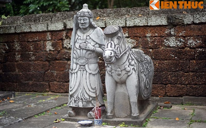 Cặp tượng quan hầu dắt ngựa được tạo hình rất sinh động. Cặp tượng quan hầu dắt ngựa được tạo hình rất sinh động.