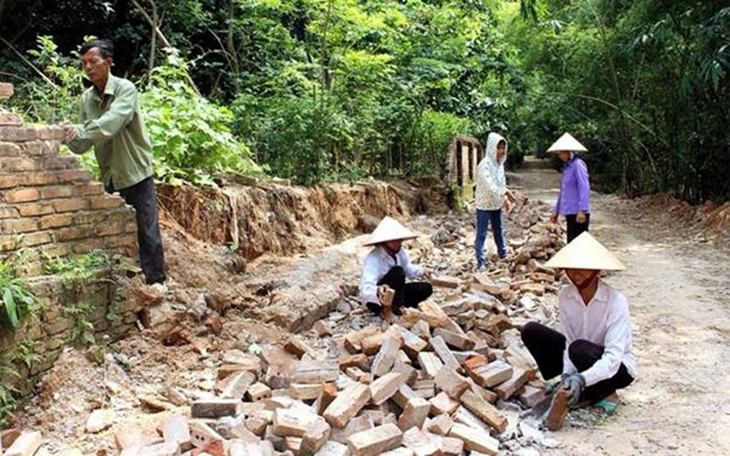 Người dân tự nguyện hiến đất để làm đường giao thông nông thôn Người dân tự nguyện hiến đất để làm đường giao thông nông thôn