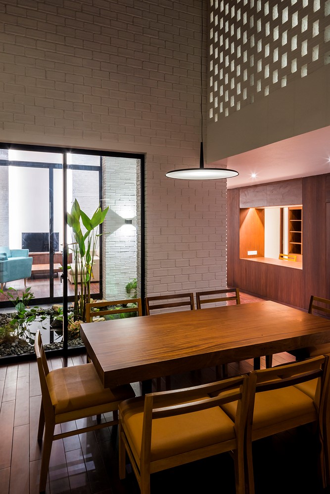 Bàn ăn tinh tế đủ chỗ cho 8 người dùng bữa. Bàn ăn tinh tế đủ chỗ cho 8 người dùng bữa.