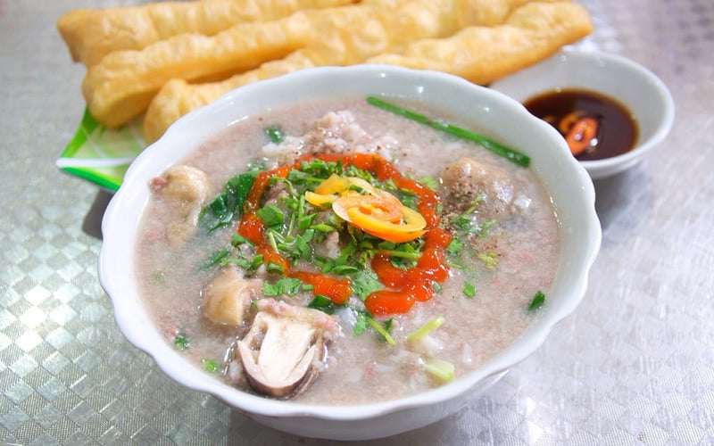 Cháo tiều đến Sài Gòn khi người Triều Châu di cư vào nước ta. Món ăn gồm có cháo trắng, phổi, tim gan, cật, nấm, mực tươi và hành. Cháo tiều ngon thường không tạo cảm giác ngấy, có thể thưởng thức tại đường Cao Thắng, quận 3. Ảnh: An Nhiên. Cháo tiều đến Sài Gòn khi người Triều Châu di cư vào nước ta. Món ăn gồm có cháo trắng, phổi, tim gan, cật, nấm, mực tươi và hành. Cháo tiều ngon thường không tạo cảm giác ngấy, có thể thưởng thức tại đường Cao Thắng, quận 3. Ảnh: An Nhiên.