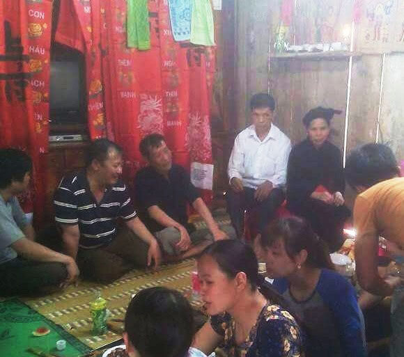 Một gia đình người Tày tại xã Yên Thổ (Bảo Lâm) đổ gạo vào “lầu váng” trong Lễ mừng thọ. Một gia đình người Tày tại xã Yên Thổ (Bảo Lâm) đổ gạo vào “lầu váng” trong Lễ mừng thọ.