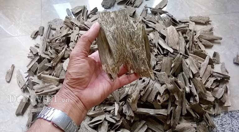 Ngoài ra còn có cả trầm kiến miếng, kiến ống. Các sản phẩm được làm từ trầm nhân tạo của ông Khoan có giá bán dao động từ 5 đến 20 triệu đồng/sản phẩm tùy từng loại. Ngoài ra còn có cả trầm kiến miếng, kiến ống. Các sản phẩm được làm từ trầm nhân tạo của ông Khoan có giá bán dao động từ 5 đến 20 triệu đồng/sản phẩm tùy từng loại.