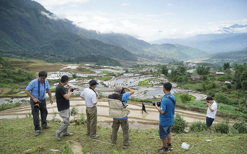 Dọc đường lên Y Tý, nơi nào có ruộng bậc thang đẹp là các nhiếp ảnh gia lại tranh thủ chụp hình. Dọc đường lên Y Tý, nơi nào có ruộng bậc thang đẹp là các nhiếp ảnh gia lại tranh thủ chụp hình.