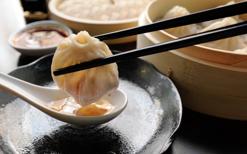Sủi cảo, hay còn gọi là bánh chẻo, là một món ăn nổi tiếng bắt nguồn từ Trung Quốc, rồi lan rộng ra các nước Đông Á. Nhân sủi cảo thường có thịt nghiền, rau. Bạn có thể thưởng thức món ăn này tại đường Hà Tôn Quyền, quận 11. Ảnh: Tomostyle. Sủi cảo, hay còn gọi là bánh chẻo, là một món ăn nổi tiếng bắt nguồn từ Trung Quốc, rồi lan rộng ra các nước Đông Á. Nhân sủi cảo thường có thịt nghiền, rau. Bạn có thể thưởng thức món ăn này tại đường Hà Tôn Quyền, quận 11. Ảnh: Tomostyle.