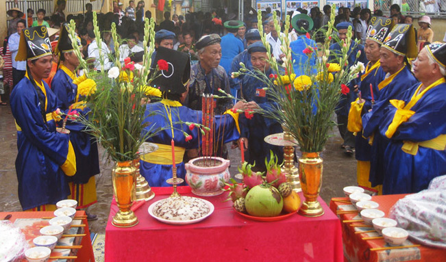 Lễ dâng hương trong ngày Tết Đoan Ngọ.