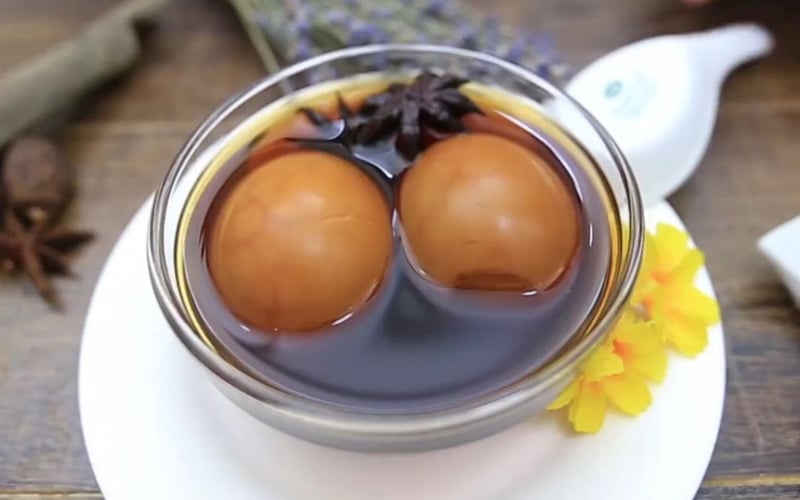 Chè trứng Thượng Hải, hay còn gọi là trứng gà trà Tàu, là món ăn không chỉ ngon mà còn tốt cho sức khỏe. Món chè này được chế biến đơn giản với trứng gà hầm với trà tàu, có tác giúp bổ phổi, đẹp da. Thức quà này được bán tại đường Châu Văn Liêm, quận 5. Ảnh: Cơm Nhà. Chè trứng Thượng Hải, hay còn gọi là trứng gà trà Tàu, là món ăn không chỉ ngon mà còn tốt cho sức khỏe. Món chè này được chế biến đơn giản với trứng gà hầm với trà tàu, có tác giúp bổ phổi, đẹp da. Thức quà này được bán tại đường Châu Văn Liêm, quận 5. Ảnh: Cơm Nhà.