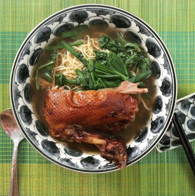 Mì vịt tiềm không chỉ giữ nguyên hương vị đặc trưng mà còn được chế biến hợp khẩu vị người Việt. Nước dùng ngọt, thịt vịt mềm, giòn, sợi mì dai hấp dẫn. Mì vịt tiềm được bán tại đường Phan Đình Phùng, quận Phú Nhuận. Ảnh: Mo0n House/Instagram. Mì vịt tiềm không chỉ giữ nguyên hương vị đặc trưng mà còn được chế biến hợp khẩu vị người Việt. Nước dùng ngọt, thịt vịt mềm, giòn, sợi mì dai hấp dẫn. Mì vịt tiềm được bán tại đường Phan Đình Phùng, quận Phú Nhuận. Ảnh: Mo0n House/Instagram.