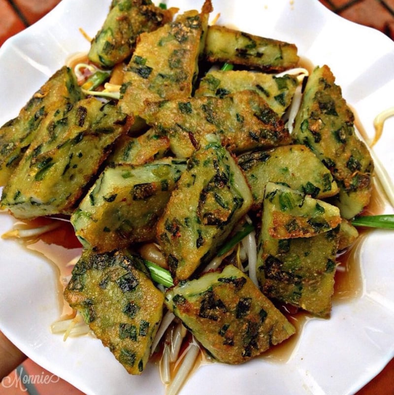 Bánh hẹ thường được bán tại những tiệm nhỏ lề đường ở một số góc phố quận 5, quận 10. Nguyên liệu chính để làm loại bánh này là bột gạo, lá hẹ. Ngày nay, bánh hẹ còn được cho thêm tôm thịt để bánh ngon, đậm hơn. Ảnh: Monnie. Bánh hẹ thường được bán tại những tiệm nhỏ lề đường ở một số góc phố quận 5, quận 10. Nguyên liệu chính để làm loại bánh này là bột gạo, lá hẹ. Ngày nay, bánh hẹ còn được cho thêm tôm thịt để bánh ngon, đậm hơn. Ảnh: Monnie.