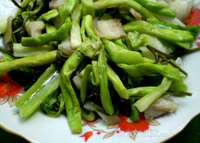 Ngó lục bình xào thịt heo. Ngó lục bình xào thịt heo.