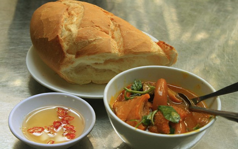 Bánh mì phá lấu là một trong những món người Hoa được yêu thích. Thành phần chính của phá lấu là bao tử, ruột non, phổi, gan, tim, nước cốt dừa. Phá lấu thường ăn kèm cùng bánh mì. Bạn có thể tìm món ăn này tại đường Nguyễn Đình Chiểu, quận 1 hoặc đường Phan Văn Trị, quận 5. Ảnh: Huấn Phan. Bánh mì phá lấu là một trong những món người Hoa được yêu thích. Thành phần chính của phá lấu là bao tử, ruột non, phổi, gan, tim, nước cốt dừa. Phá lấu thường ăn kèm cùng bánh mì. Bạn có thể tìm món ăn này tại đường Nguyễn Đình Chiểu, quận 1 hoặc đường Phan Văn Trị, quận 5. Ảnh: Huấn Phan.