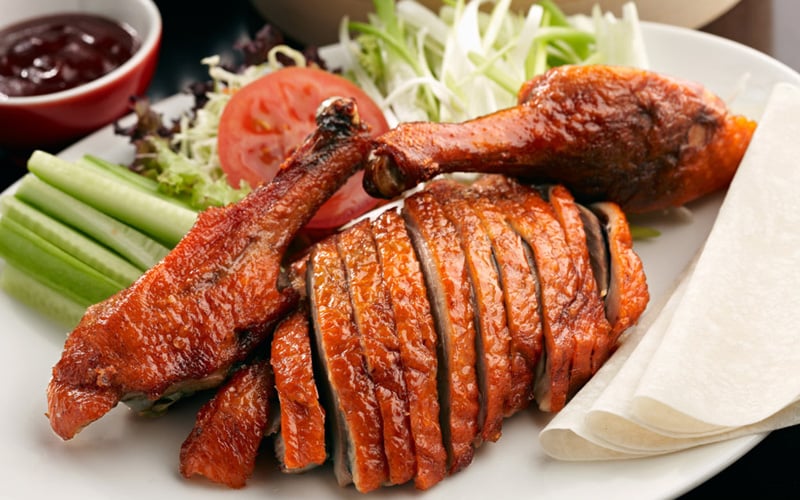 Vịt quay Bắc Kinh là món đặc sản không còn xa lạ, bắt nguồn từ Bắc Kinh, Trung Quốc. Đặc trưng của món ăn này là da vịt mỏng, giòn, vàng ươm, vịt đậm đà. Món vịt quay Bắc Kinh hấp dẫn có tại đường Trần Phú, quận 5. Ảnh: Tít. Vịt quay Bắc Kinh là món đặc sản không còn xa lạ, bắt nguồn từ Bắc Kinh, Trung Quốc. Đặc trưng của món ăn này là da vịt mỏng, giòn, vàng ươm, vịt đậm đà. Món vịt quay Bắc Kinh hấp dẫn có tại đường Trần Phú, quận 5. Ảnh: Tít.