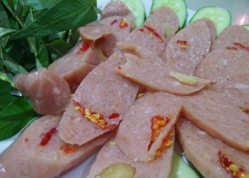 Nem chua - món ngon ở Huế với vị chua, vừa béo lại vừa thơm cay rất đặc trưng. Ảnh: dulichhue. Nem chua - món ngon ở Huế với vị chua, vừa béo lại vừa thơm cay rất đặc trưng. Ảnh: dulichhue.