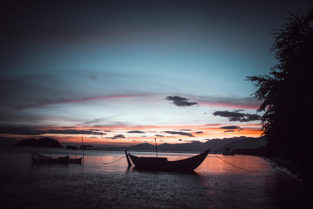 Trời về chiều, đảo Điệp Sơn khoác lên mình tấm áo màu hoàng hôn rực rỡ. Đâu đâu trên đảo này cũng có những vẻ đẹp đến lạ thường. Trời về chiều, đảo Điệp Sơn khoác lên mình tấm áo màu hoàng hôn rực rỡ. Đâu đâu trên đảo này cũng có những vẻ đẹp đến lạ thường.