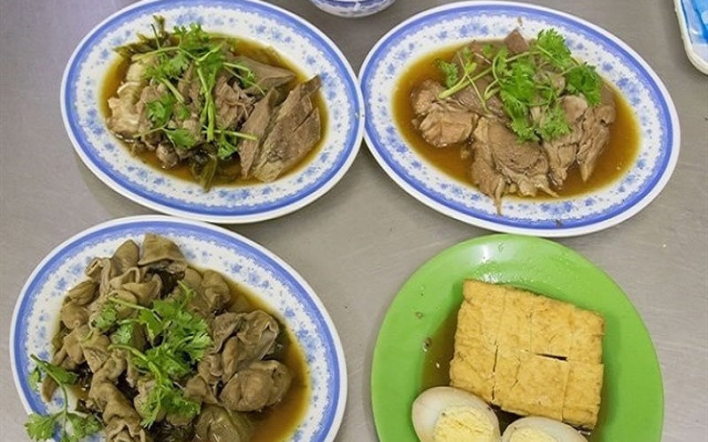 Cơm Triều Châu nhìn qua không khác so với mâm cơm giản dị của người Việt. Bữa cơm gồm các món như thịt giò, lòng heo, cải chua, trứng muối, canh khổ qua và cơm nóng, nhưng chỉ khi ăn mới cảm nhận được hương vị khác biệt của bữa cơm Triều Châu. Bạn có thể qua đường Tân Thành, quận 5 để thưởng thức. Ảnh: Mctn90. Cơm Triều Châu nhìn qua không khác so với mâm cơm giản dị của người Việt. Bữa cơm gồm các món như thịt giò, lòng heo, cải chua, trứng muối, canh khổ qua và cơm nóng, nhưng chỉ khi ăn mới cảm nhận được hương vị khác biệt của bữa cơm Triều Châu. Bạn có thể qua đường Tân Thành, quận 5 để thưởng thức. Ảnh: Mctn90.
