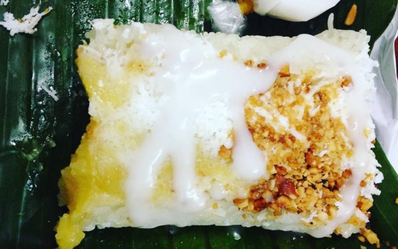 Xôi cadé là món ăn người Hoa, kết hợp giữa xôi, lòng đỏ trứng gà và vị sầu riêng. Hỗn hợp trứng, đường, nước cốt dừa, sầu riêng được pha trộn theo công thức đặc biệt, ăn cùng xôi đem lại mùi vị hấp dẫn. Món này có tại đường Trần Phú, quận 5. Ảnh: Kayginaa/Instagram. Xôi cadé là món ăn người Hoa, kết hợp giữa xôi, lòng đỏ trứng gà và vị sầu riêng. Hỗn hợp trứng, đường, nước cốt dừa, sầu riêng được pha trộn theo công thức đặc biệt, ăn cùng xôi đem lại mùi vị hấp dẫn. Món này có tại đường Trần Phú, quận 5. Ảnh: Kayginaa/Instagram.