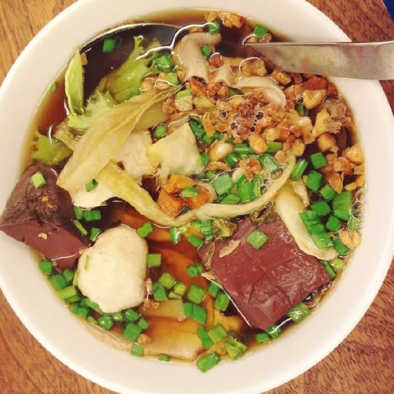 Hủ tiếu hồ cũng là món ăn truyền thống của người Hoa, có biệt danh là bánh canh của người Tiều. Hủ tiếu hồ khác so với những loại hủ tiếu khác ở chỗ những miếng bột mỏng hình vuông, trắng đục, ăn cùng với long heo, cải chua. Món ăn này nổi tiếng tại đường Cao Văn Lầu, quận 6. Ảnh: Themissingpieceofhers/Instagram. Hủ tiếu hồ cũng là món ăn truyền thống của người Hoa, có biệt danh là bánh canh của người Tiều. Hủ tiếu hồ khác so với những loại hủ tiếu khác ở chỗ những miếng bột mỏng hình vuông, trắng đục, ăn cùng với long heo, cải chua. Món ăn này nổi tiếng tại đường Cao Văn Lầu, quận 6. Ảnh: Themissingpieceofhers/Instagram.